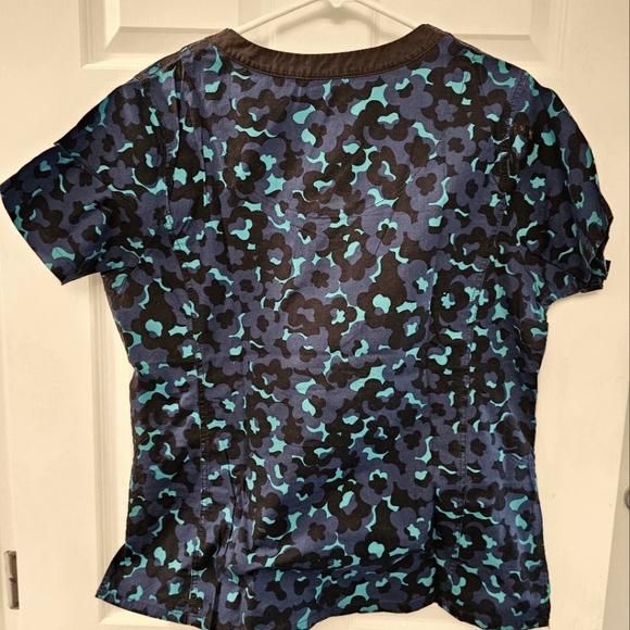 💝3/20$ Blue leopard large scrub top - Picture 2 of 2